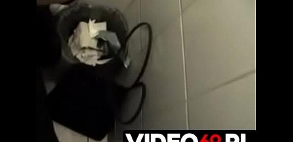  Polskie porno - Hostessa robi dyskretnego loda w toalecie